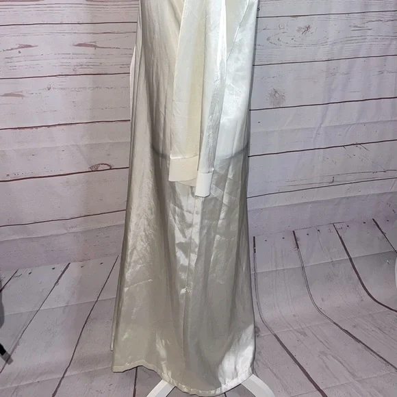 **SOLD ON MARKETPLACE ❤️Cato silky robe with appliqués on chest - Picture 2 of 9